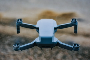 dron pro začátečníky — ilustrace