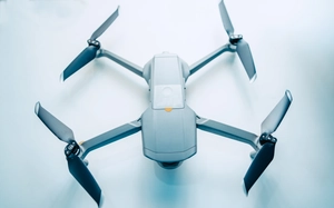 spotřebitelský dron — ilustrace